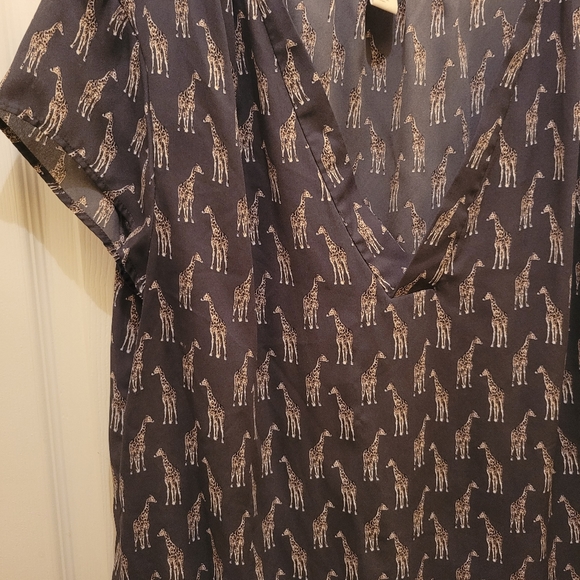 H&M stylish Giraffe figures top - Picture 2 of 4